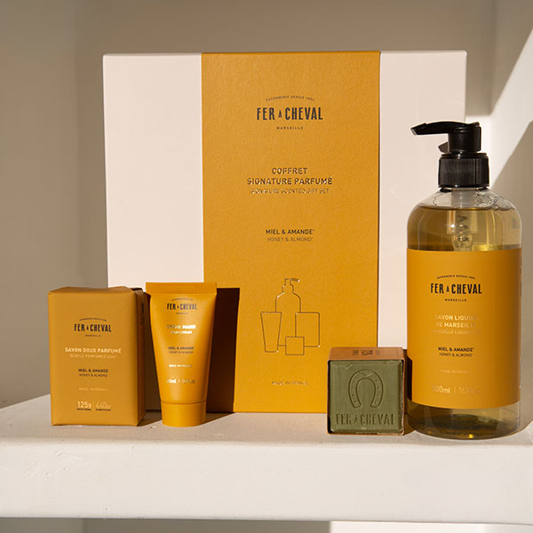 Coffret Signature Parfumé Miel & Amande - Ambiance2 - Savonnerie Fer à Cheval