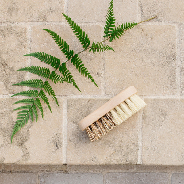 Brosse de Ménage Andrée Jardin - Ambiance - Savonnerie Fer à Cheval