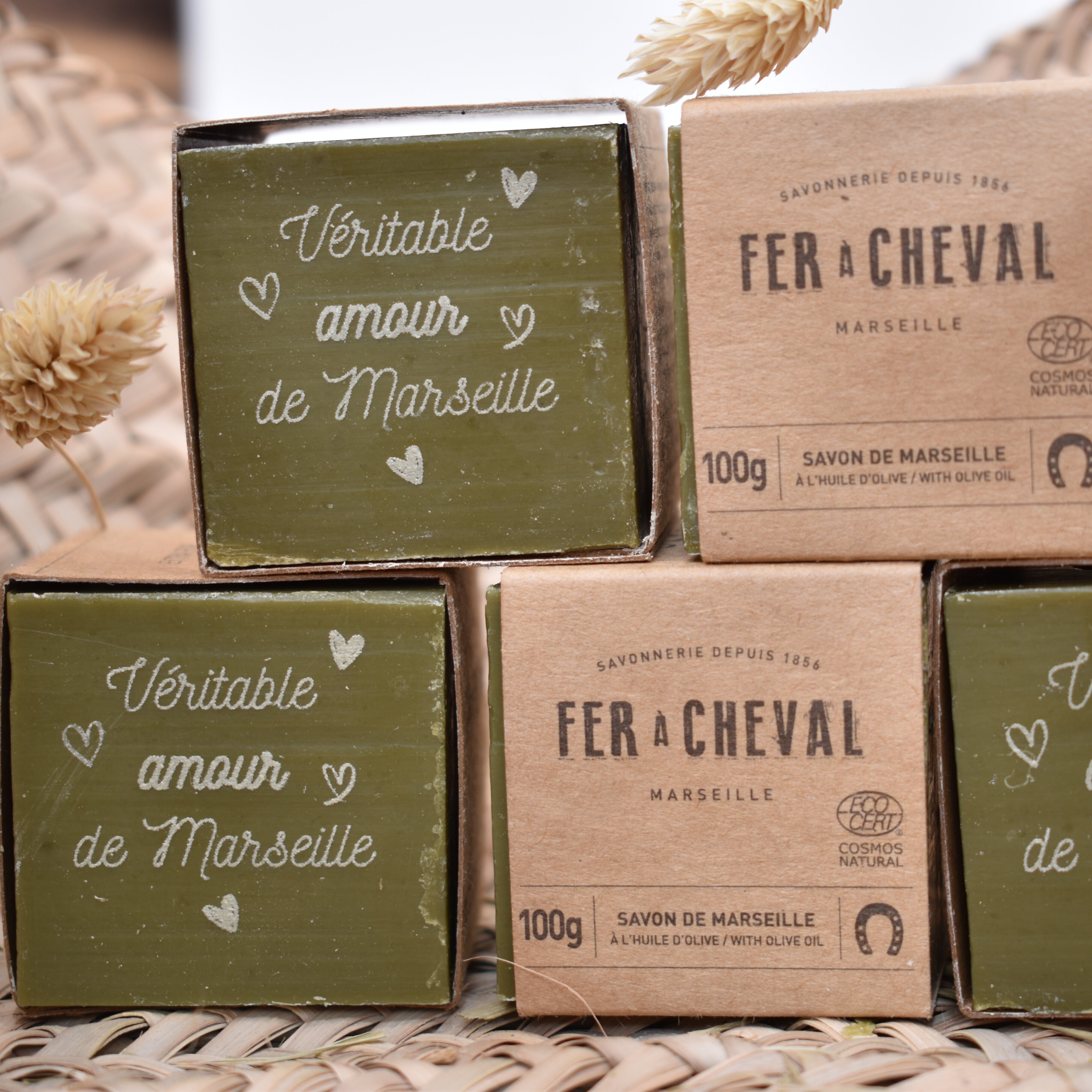 Savons de Marseille gravés Personnalisés Olive - Ambiance7 - Savonnerie Fer à Cheval