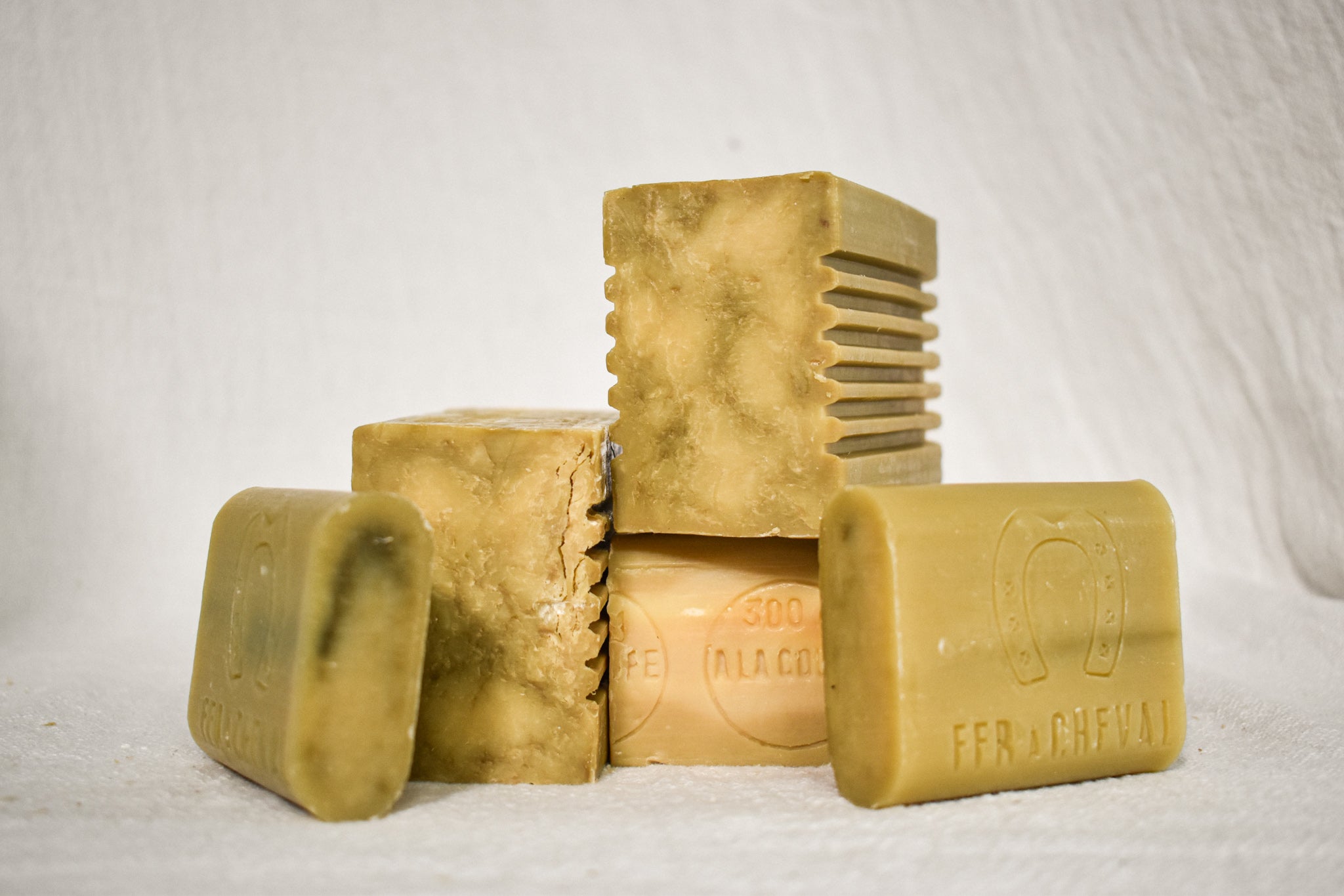 Imparfait Savon Détachant 300g - Ambiance2 - Savonnerie Fer à Cheval