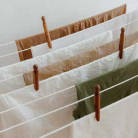 Trio Linge Propre au Naturel : Lessive 2L + 2 Sticks Détachants - Ambiance2 - Savonnerie Fer à Cheval